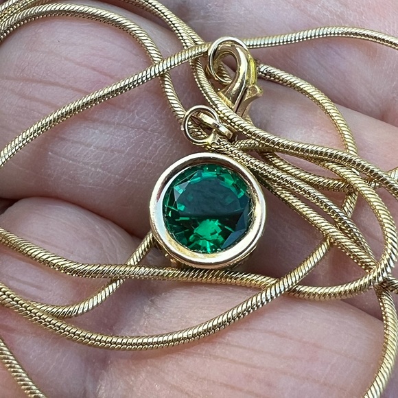 VINTAGE 14K YELLOW GOLD SYNTHETIC EMERALD SOLITAIRE PENDANT SNAKE CHAIN NECKLACE - Picture 2 of 16
